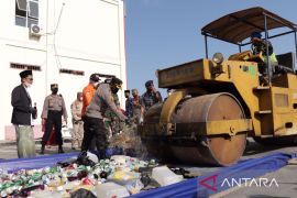 Polres Meranti musnahkan miras dan minuman kadaluarsa