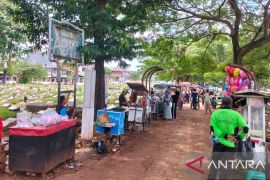 TPU Grogol pastikan pemakaman tidak terganggu meski peziarah membludak