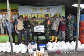 Kodim 1002/HST serahkan bantuan sarana air bersih kepada warga Awang Landas