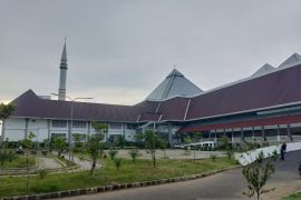 Pengurus Masjid KH Hasyim Asy'ari semprot disinfektan sebelum tarawih