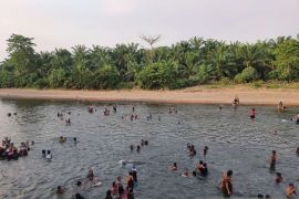 Mandi "balimau" di sungai tradisi warga Mukomuko masuki Ramadhan