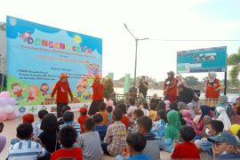 Dinas Arsip dan Perpustakaan Kota Jambi mendongeng untuk 100 anak di Danau Sipin