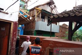 Angin ribut rusak atap rumah dan baliho di Garut Jabar