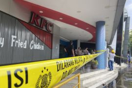 Api belum padam, Suzuya Mall mulai dipasang garis polisi