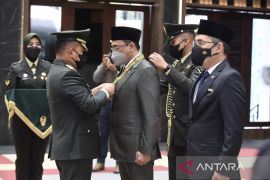 Kasad sematkan "Bintang Kartika Eka Paksi" kepada Ketua BPK RI