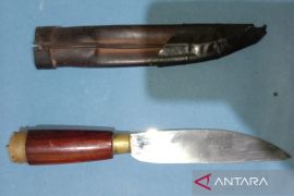 Polisi tangkap seorang pria bawa "sajam"