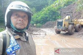 Jalur selatan Garut-Bandung kembali normal usai diterjang longsor