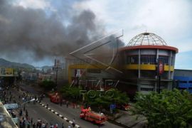 Suzuya Mall Banda Aceh Terbakar Page 1 Small