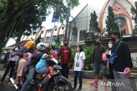 Umat Katolik Salatiga bagikan takjil