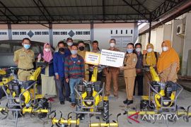 Disket Pangan Kalbar beri penghargaan  kelompok P2L berupa kultivator