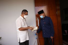 Eka Hospital gandeng Buya Syafii Maarif wakafkan ribuan Alquran