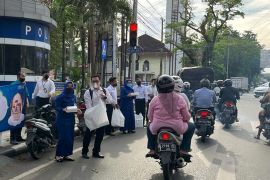 Bank Kalsel bagikan takjil gratis kepada warga Banjarmasin