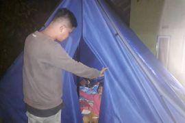 Korban gempa di Pasaman Barat masih tidur di tenda darurat
