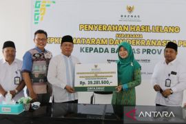 Dekranasda-KPKNL serahkan hasil lelang amal ke Baznas NTB