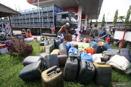 Nelayan Antre Solar di SPBU Pasuruan