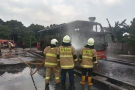 Sebuah bus AKAP di Terminal Pulo Gebang terbakar