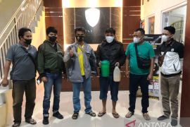 Polisi ciduk preman dan penjual tuak saat Ramadan di Bukittinggi