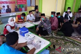 Cianjur gelar vaksinasi booster serentak malam hari