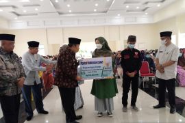 Baznas Agam salurkan zakat Rp1,24 miliar ke 823 mustahik