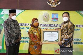 Canangkan program isbat nikah, Bupati Serang raih penghargaan MA