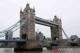 Aksi protes penggunaan bahan bakar fosil di Tower Bridge