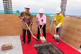 Pembangunan RS Ubaya masuki tahap "topping off"