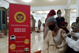 Usai Tarawih, ratusan jamaah Masjid Agung Tulungagung antre suntik vaksin
