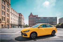 Pasar sedan semakin menantang, ini spesifikasi MG 5 GT dan Civic RS