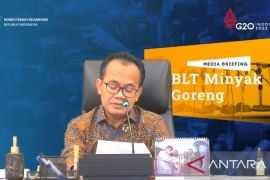 Gov't distributes cash assistance for street vendors, fishermen