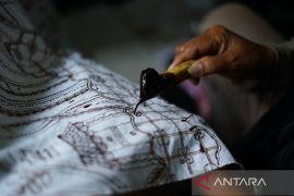 Dekranasda Garut bagikan kompor listrik untuk perajin batik garutan