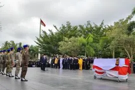 Upacara penghormatan almarhum Hudarni Rani dipimpin Gubernur Erzaldi Roesman