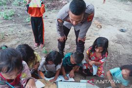 Polisi asal SAD ajarkan baca tulis anak rimba di kawasan Air Hitam