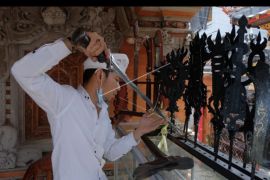 Upacara keris Hari Tumpek Landep