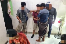Harusnya tarawih, tiga pria di Lombok Tengah justru asyik main judi domino
