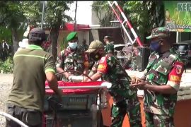 Kodim 0832 Surabaya Selatan bagikan paket beras untuk warga