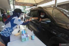 Layanan penukaran uang baru secara "drive thru" diminati warga Surabaya