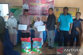 Bupati Buton Selatan serahkan bansos beras bagi lansia senilai Rp37,5 juta