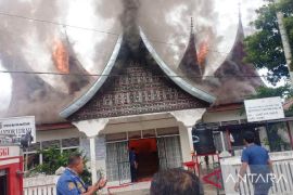 Kantor Lurah Bukit Apit Puhuh terbakar, seorang petugas Damkar terluka