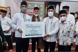 Safari Ramadan di Pelalawan  Gubri Serahkan Bantuan Anak Yatim dari RAPP dan APR