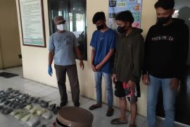 Polisi tangkap tiga orang penjual serbuk petasan di Kediri