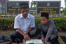 Spektrum - Pola pengasuhan sebaya dan meninggalnya santri Pesantren Gontor