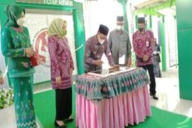 Regent of Tanah Bumbu inaugurates a packing house for crafts industry