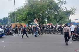 Polisi kawal ratusan mahasiswa dari Gerbang Tol Gedong menuju DPR