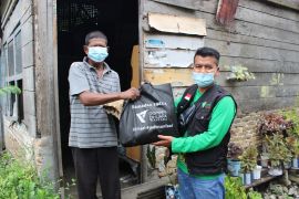 Dompet Dhuafa Waspada salurkan donasi paket parcel untuk dhuafa