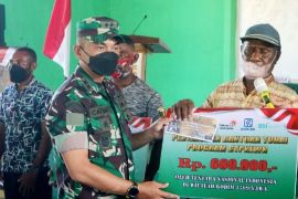 Kodim1709/Yawa serahkan bantuan bagi pedagang kaki lima