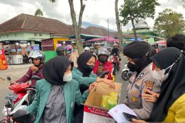 Polisi Bukittinggi bagikan Takjil kepada mahasiswa demo
