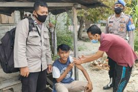 Polsek Medang Deras datangi rumah warga untuk percepatan vaksin COVID-19