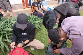 Enam polisi terluka saat evakuasi Ade Armando dari amuk massa