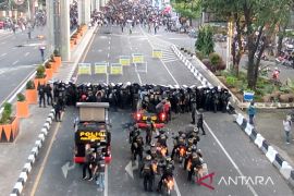 Demo mahasiswa di Makassar diwarnai bentrokan dengan aparat keamanan