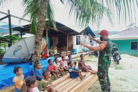 Babinsa Yapen ajak anak-anak Sarawandori belajar berhitung